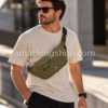 Hombre con riñonera Jordan Air Crossbody verde oliva llevada cruzada, bolso bandolera urbano para uso diario y viaje