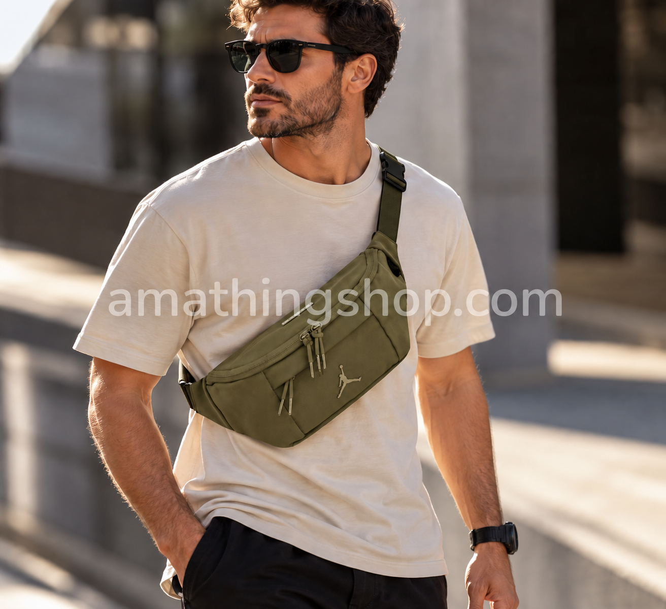 Hombre con riñonera Jordan Air Crossbody verde oliva llevada cruzada, bolso bandolera urbano para uso diario y viaje