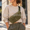 Mujer con riñonera Jordan Air Crossbody verde oliva cruzada, bolso bandolera streetwear para uso diario