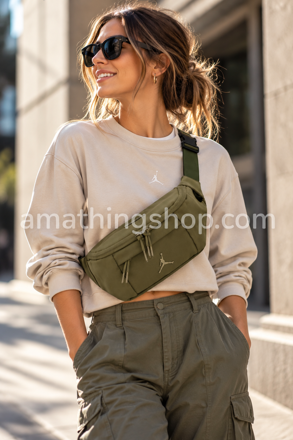Mujer con riñonera Jordan Air Crossbody verde oliva cruzada, bolso bandolera streetwear para uso diario