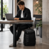 Mochila portátil Vans negra estilo commuter en coworking moderno con portátil y diseño urbano premium