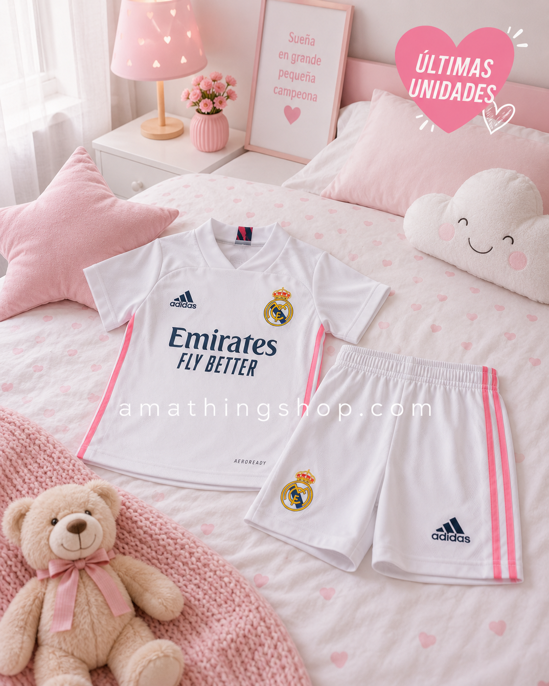 Conjunto Real Madrid niña Adidas blanco rosa sobre cama infantil decorada en tonos pastel