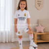 Niña usando conjunto Real Madrid Adidas blanco rosa FQ7487 oficial infantil con camiseta pantalón y medias
