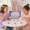 Dos niñas de 5 años jugando con un juego de té Paw Patrol infantil de 13 piezas, con tazas pequeñas, tetera, platillos y caja original, ideal para juego simbólico, meriendas imaginarias y regalo infantil.
