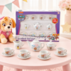 Juego de té Paw Patrol de 13 piezas para niñas, con tetera, tazas, platillos, jarra, azucarero y caja original, presentado en una mesa infantil como fiesta de merienda de juguete.