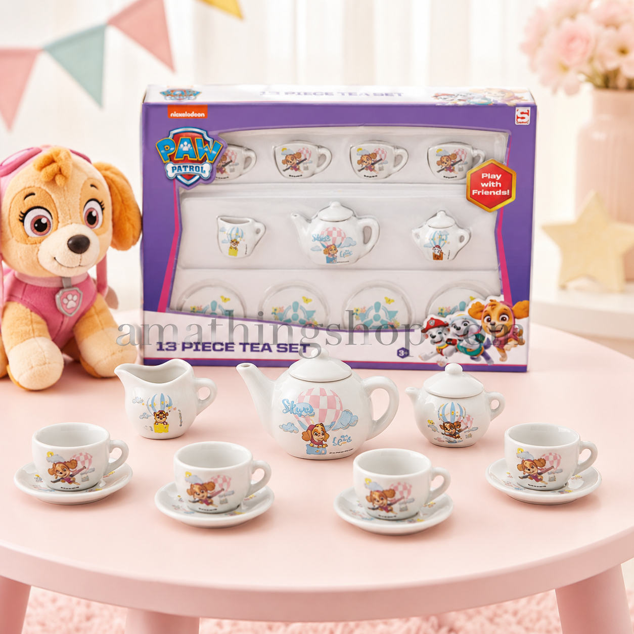 Juego de té Paw Patrol de 13 piezas para niñas, con tetera, tazas, platillos, jarra, azucarero y caja original, presentado en una mesa infantil como fiesta de merienda de juguete.
