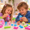 Niña y niño jugando juntos con muñecas Pinypon Mix Match de Famosa, mascotas y pequeños accesorios.