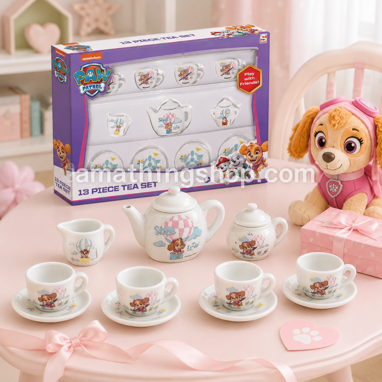 Juego de té Paw Patrol de 13 piezas presentado como regalo infantil para niña desde 3 años, con caja original, tetera, tazas, platillos, jarra, azucarero, lazo y peluche decorativo.