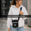 Mujer usando bandolera Converse negra lifestyle urbano Mujer usando bolso bandolera Converse negro unisex tipo crossbody en ambiente urbano lifestyle.