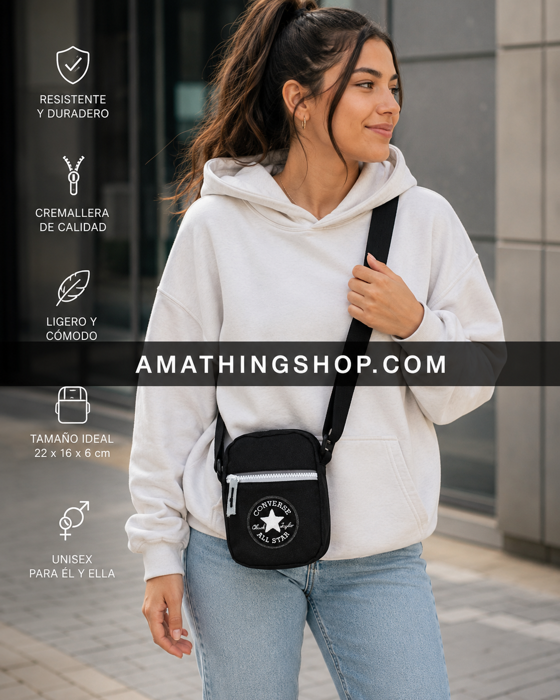 Mujer usando bandolera Converse negra lifestyle urbano Mujer usando bolso bandolera Converse negro unisex tipo crossbody en ambiente urbano lifestyle.