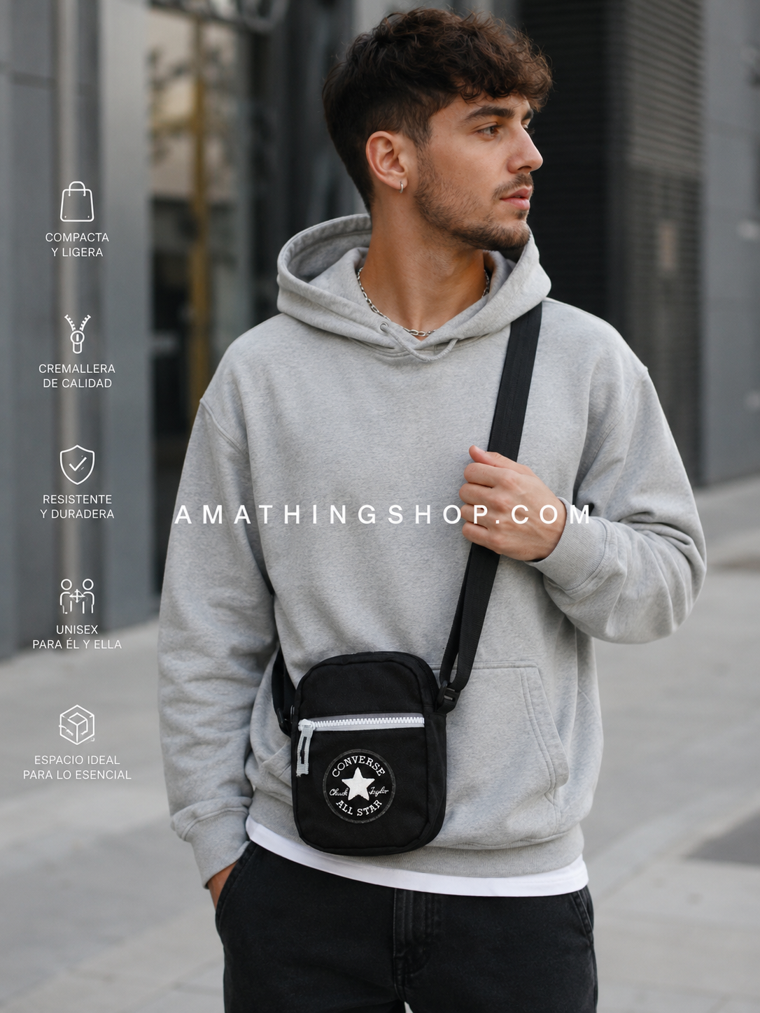Hombre usando bandolera Converse negra estilo urbano casual Hombre joven usando bandolera Converse negra crossbody en ciudad estilo urbano casual.