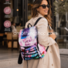 Mujer elegante de 35 años usando mochila Desigual Neo Tropic Helsinki multicolor en entorno urbano moderno