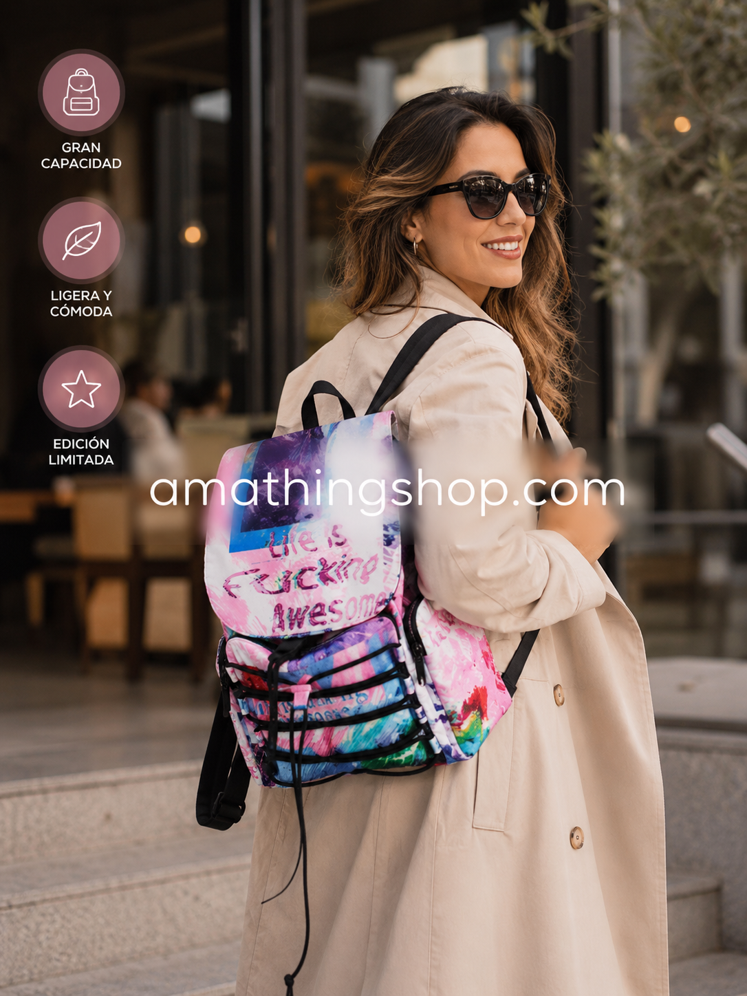 Mujer elegante de 35 años usando mochila Desigual Neo Tropic Helsinki multicolor en entorno urbano moderno