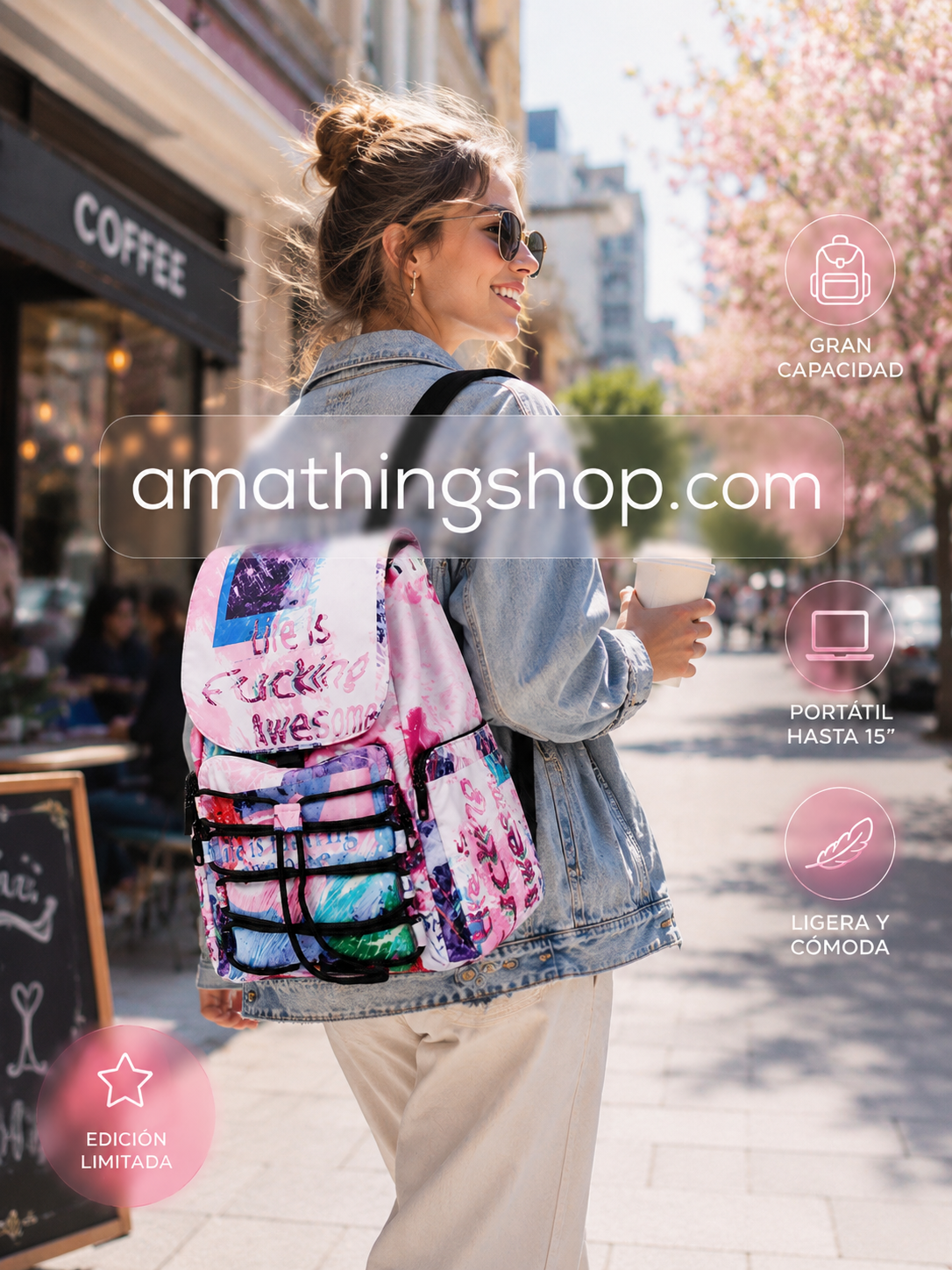 Mujer caminando por la ciudad con mochila Desigual Neo Tropic Helsinki multicolor grande para portátil y uso diario