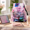 Mochila Desigual Neo Tropic Helsinki multicolor para mujer junto a tablet en escritorio moderno minimalista