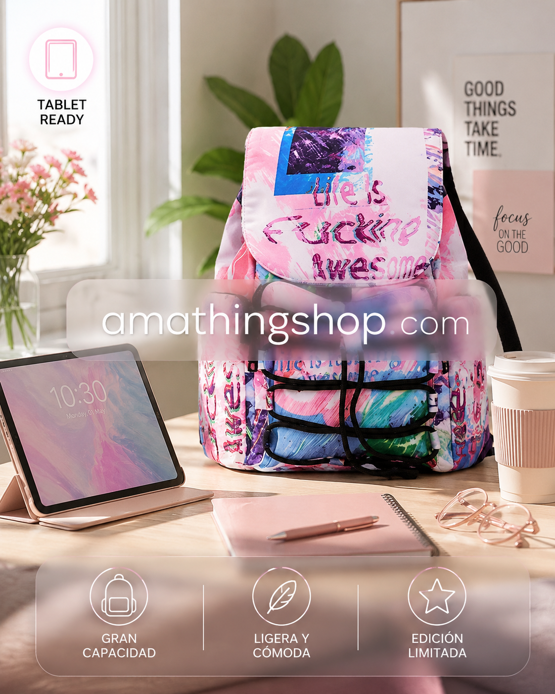 Mochila Desigual Neo Tropic Helsinki multicolor para mujer junto a tablet en escritorio moderno minimalista