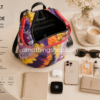 Interior organizado de mochila mini floral Desigual para mujer con móvil, gafas, maquillaje y accesorios diarios