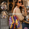 Mujer elegante usando mochila mini floral Desigual convertible en bolso de hombro en cafetería urbana moderna
