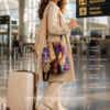 Mujer elegante viajando en aeropuerto con mochila mini floral Desigual convertible en bolso de hombro