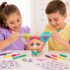Niño y niña decorando un muñeco The Beasties Bellies Arty con rotuladores y accesorios durante una actividad creativa en casa.