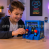 Niño jugando con Nano Arcade NanoBytes KA8012 mini máquina recreativa retro con figura exclusiva en una habitación gamer infantil