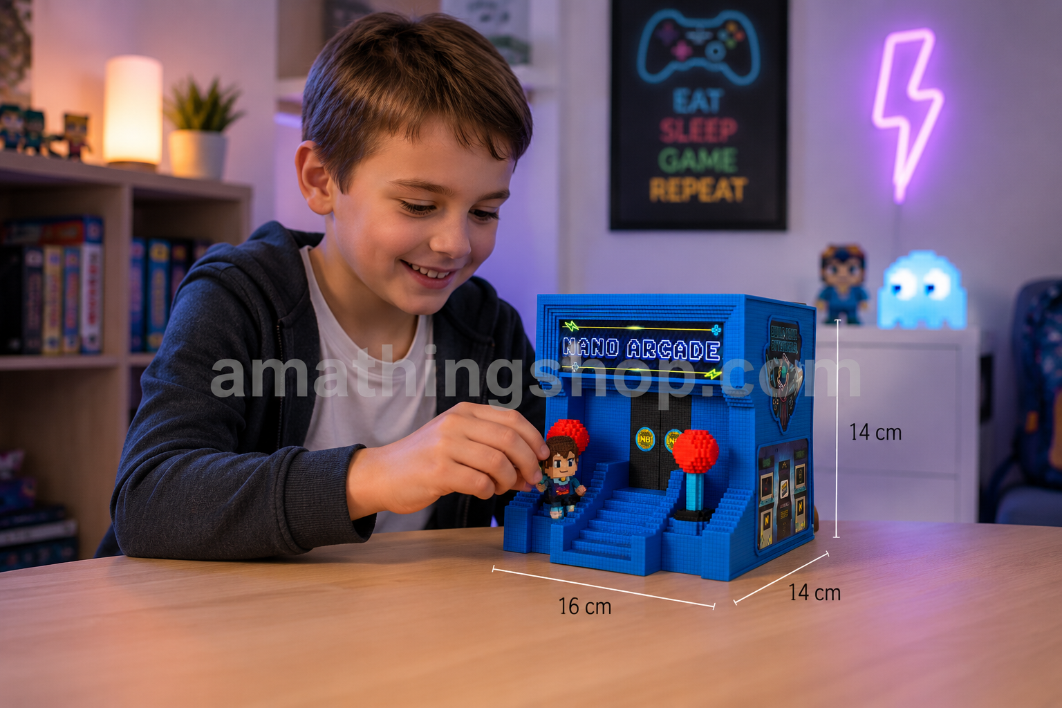 Niño jugando con Nano Arcade NanoBytes KA8012 mini máquina recreativa retro con figura exclusiva en una habitación gamer infantil
