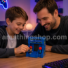 Padre e hijo jugando con Nano Arcade NanoBytes KA8012 mini máquina recreativa retro con figura exclusiva sobre un escritorio gamer