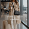 Mujer elegante viajando en aeropuerto con bolso bandolera negro Desigual estilo quiet luxury