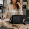 Mujer profesional en oficina elegante con bolso bandolera negro Desigual estilo minimalista premium