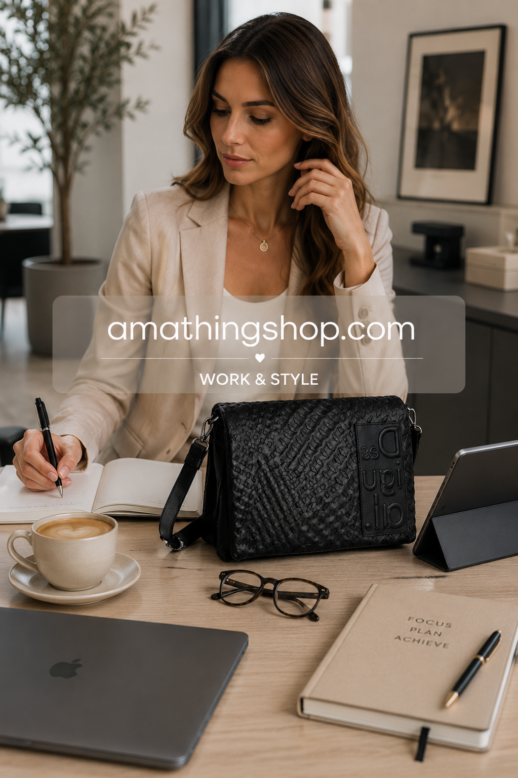 Mujer profesional en oficina elegante con bolso bandolera negro Desigual estilo minimalista premium
