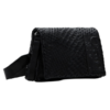 Bolso bandolera negro mujer desigual Magna Dortmund flap pequeño con relieve geométrico y solapa imantada.