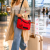 Bolso Desigual Rojo Mujer Viaje Aeropuerto Prisma Libia Mujer elegante viajando en aeropuerto con bolso rojo Desigual Prisma Libia acolchado grande