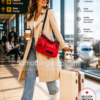 Bolso Desigual Rojo Edición Limitada Mujer Viaje Premium Mujer moderna en aeropuerto con bolso rojo acolchado Desigual edición limitada para viaje y uso diario