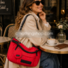 Bolso Desigual Rojo Mujer Prisma Libia Lifestyle Café Elegante Mujer elegante en cafetería usando bolso Desigual Prisma Libia rojo acolchado grande al hombro