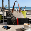 Bolso Desigual Shopper Namibia Grande original para mujer sobre mesa de cafetería con café, móvil, planta y vistas al mar