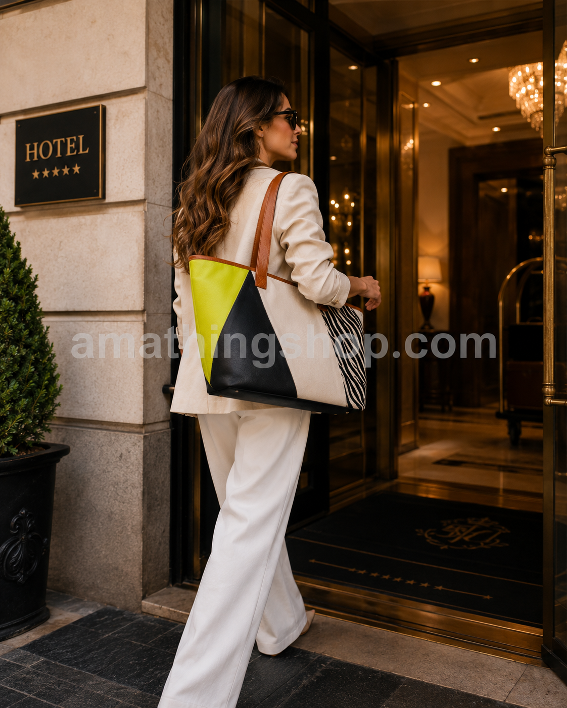 Bolso Desigual Shopper Namibia Grande original para mujer entrando en un hotel de lujo con estilo elegante