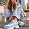 Mujer con zapatillas Reebok Daytona DMX II azules EF8043 en look casual