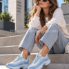 Mujer con zapatillas Reebok Daytona DMX II azules modelo EF8043