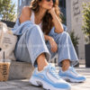 Mujer con zapatillas retro runner Reebok Daytona DMX II azules EF8043