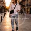 Zapatillas Reebok Royal Pervader para mujer negras con detalles rosa y azul modelo EH2488 en look urbano caminando por una calle europea