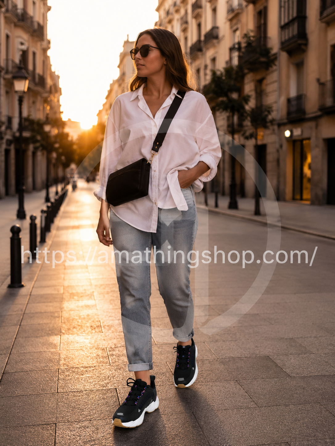 Zapatillas Reebok Royal Pervader para mujer negras con detalles rosa y azul modelo EH2488 en look urbano caminando por una calle europea