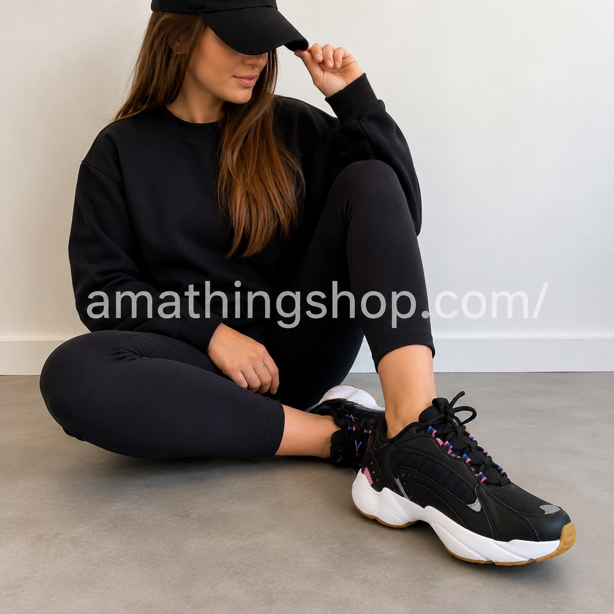 Zapatillas Reebok Royal Pervader para mujer negras con detalles rosa y azul modelo EH2488 usadas por mujer en look urbano casual