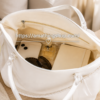 bolso blanco grande mujer desigual libia 2.0 interior con movil gafas libreta perfume capacidad organizacion