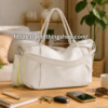 bolso blanco grande mujer desigual libia 2.0 sobre mesa con movil gafas uso diario trabajo comodo