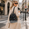 Mujer rubia usando mochila Desigual floral negra estilo urbano elegante en ciudad europea