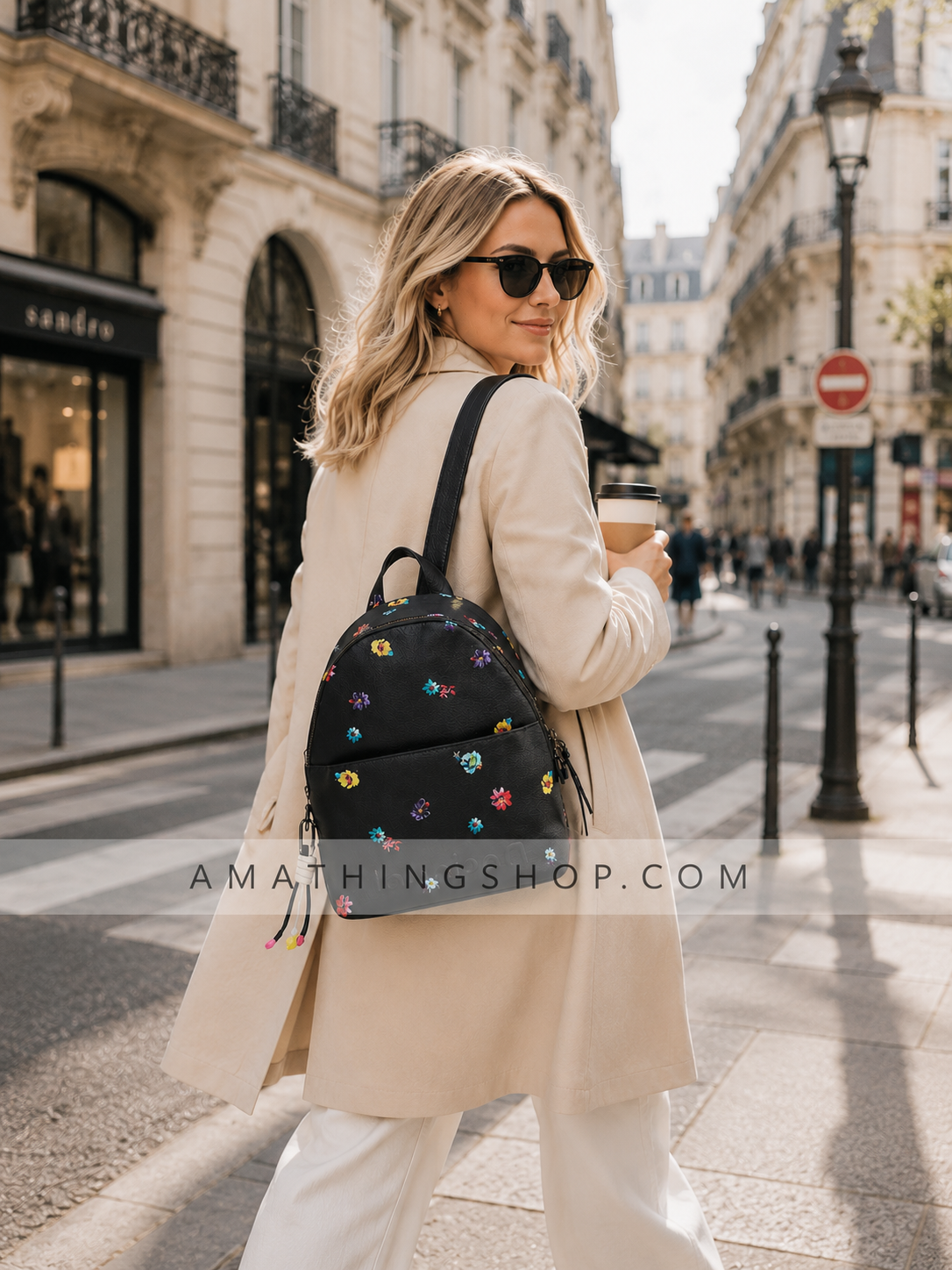 Mujer rubia usando mochila Desigual floral negra estilo urbano elegante en ciudad europea
