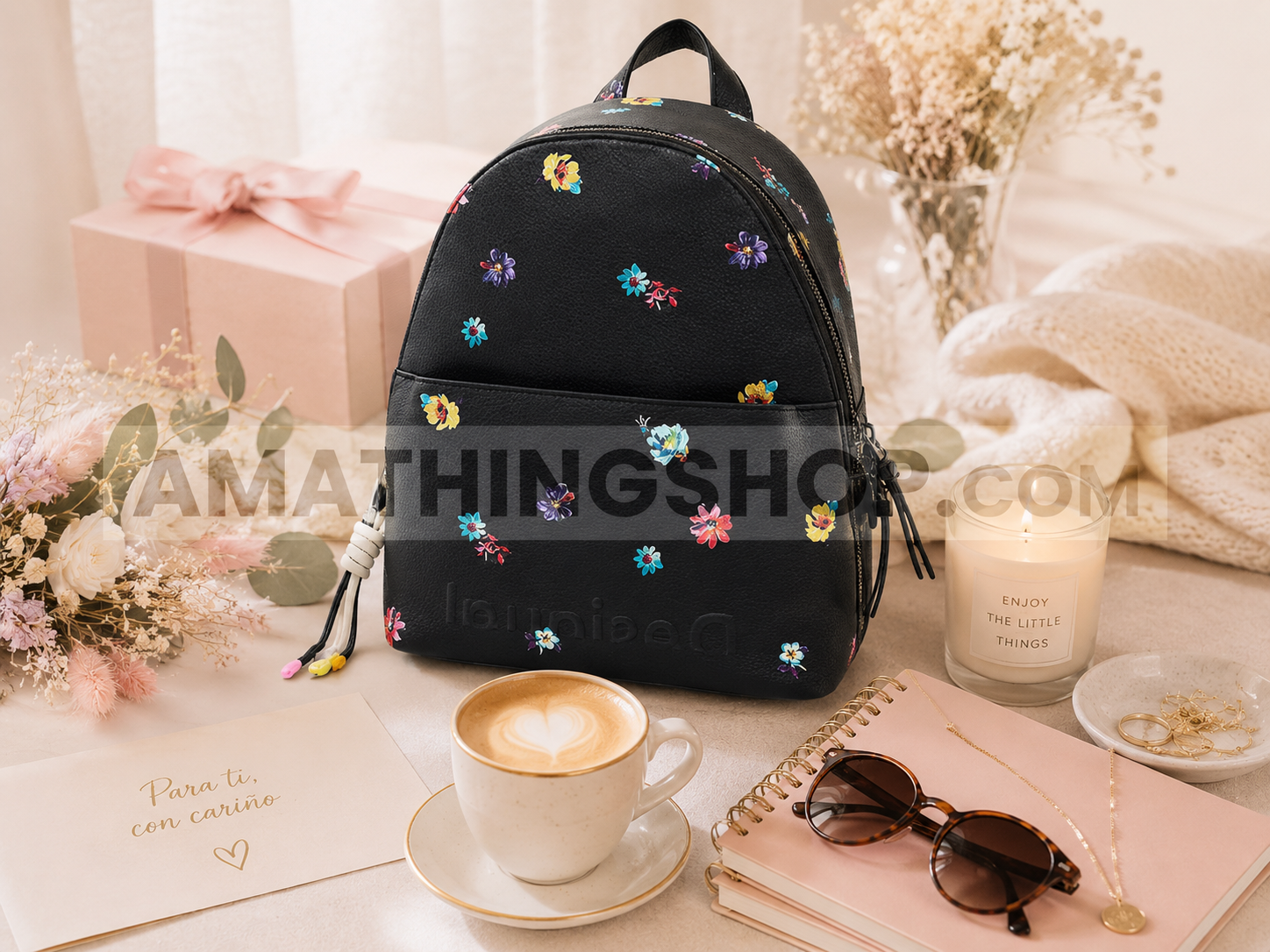 Mochila Desigual negra floral sobre mesa aesthetic estilo regalo para mujer