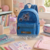 Mochila Disney Los Descendientes 3 azul sobre escritorio infantil con material escolar y accesorios para niña