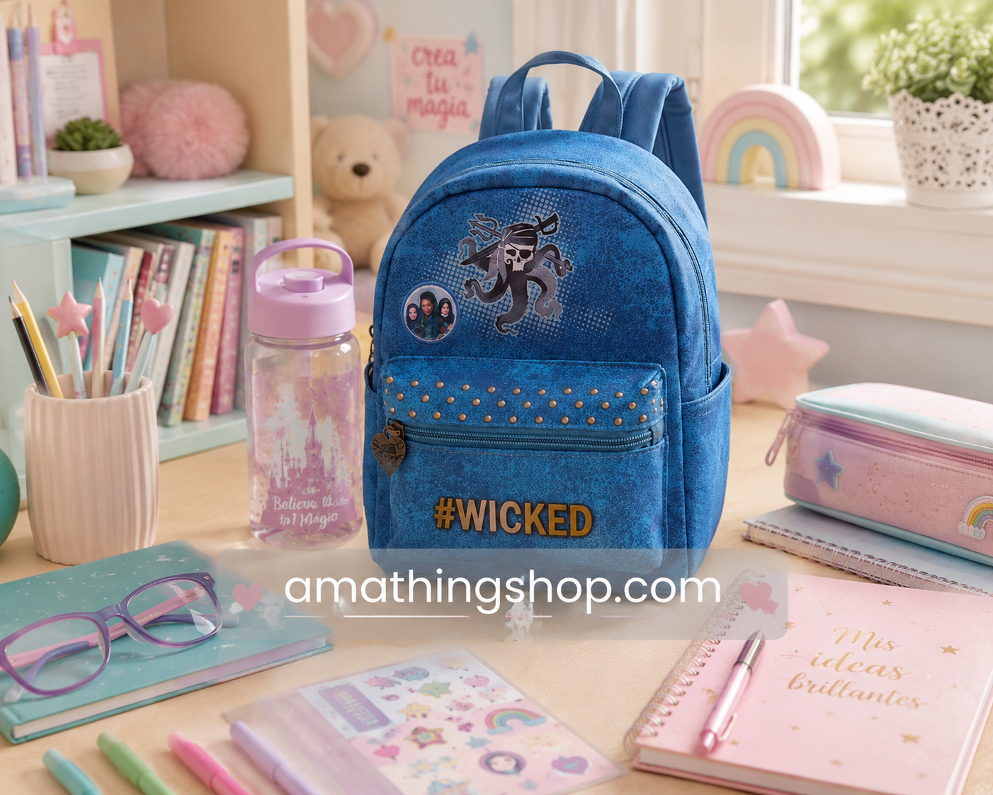 Mochila Disney Los Descendientes 3 azul sobre escritorio infantil con material escolar y accesorios para niña