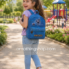 Niña feliz jugando en parque con mochila Disney Los Descendientes 3 azul mini infantil